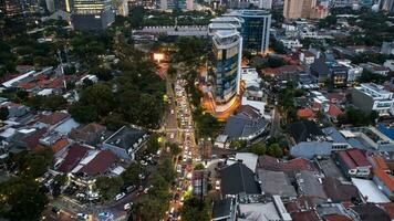 aéreo ver de Asia negocio concepto para real inmuebles - panorámico moderno paisaje urbano edificio pájaro ojo aéreo ver debajo amanecer y Mañana azul brillante cielo. Jacarta, Indonesia, octubre 28, 2022 foto