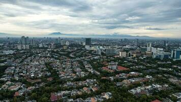 aéreo ver de Asia negocio concepto para real inmuebles - panorámico moderno paisaje urbano edificio pájaro ojo aéreo ver debajo amanecer y Mañana azul brillante cielo. Jacarta, Indonesia, octubre 28, 2022 foto