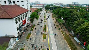 aéreo ver de fatahila museo a antiguo ciudad a Jacarta, Indonesia. con Jacarta paisaje urbano y ruido nube cuando puesta de sol. Jacarta, Indonesia, septiembre 2, 2022 foto