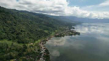 aéreo ver de panorama de maninjau lago Oeste Sumatra, danau maninjau. Sumatra, Indonesia, enero 24, 2023 foto