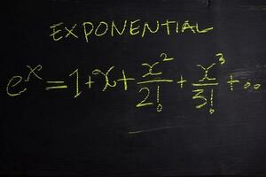 cerca arriba matemáticas fórmulas escrito en un pizarra. educación concepto foto