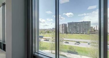 Schleife Drehung und Panorama- Aussicht im leeren modern Halle mit Säulen, Türen und Panorama- Fenster mit Blick auf das Stadt. video