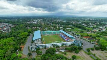 aéreo ver de el hermosa paisaje de maguwoharjo estadio. con sleman paisaje urbano antecedentes. hombre, Indonesia, diciembre 6, 2021 foto