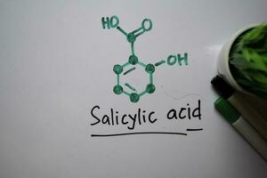 salicílico ácido molécula escribir en el blanco tablero. estructural químico fórmula. educación concepto foto