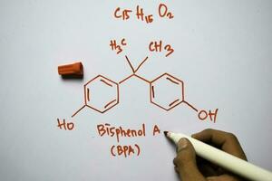 bisfenol un - bpa molécula escrito en el blanco tablero. estructural químico fórmula. educación concepto foto