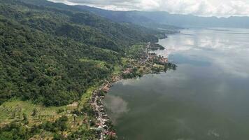 aéreo ver de panorama de maninjau lago Oeste Sumatra, danau maninjau. Sumatra, Indonesia, enero 24, 2023 foto