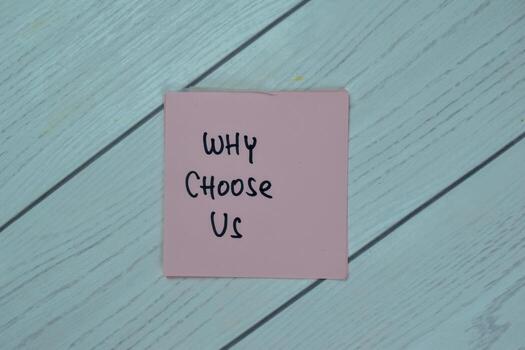 concepto de por qué escoger nosotros escribir en pegajoso notas aislado en de madera mesa. foto