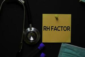 rh factor texto en pegajoso notas oficina escritorio antecedentes. médico o cuidado de la salud concepto foto