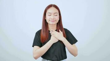 romantisch asiatisch Frau mit sanft Gesichts- Ausdruck zeigen Herz Geste zeigen Liebe. video