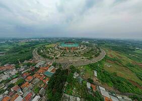 aéreo ver de el hermosa paisaje de pakansari estadio. con bogor paisaje urbano antecedentes. bogor, Indonesia, agosto 23, 2022 foto