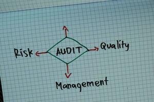 diagrama de auditoría escribir en un libro aislado en de madera mesa. foto