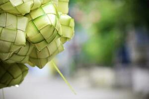 ketupat asiático arroz bola de masa hervida. ketupat es un natural arroz caja hecho desde joven Coco hojas para Cocinando arroz durante eid Mubarak eid ul fitr foto