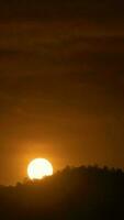 timelapse del espectacular amanecer con cielo naranja en un día soleado. video