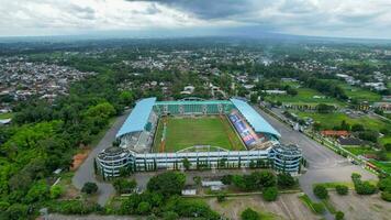 aéreo ver de el hermosa paisaje de maguwoharjo estadio. con sleman paisaje urbano antecedentes. hombre, Indonesia, diciembre 6, 2021 foto