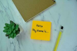 concepto de Hola mi nombre es escribir en pegajoso notas aislado en de madera mesa. foto