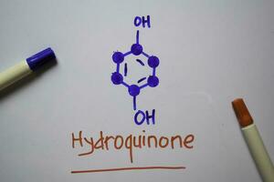 hidroquinona molécula escribir en el blanco tablero. estructural químico fórmula. educación concepto foto