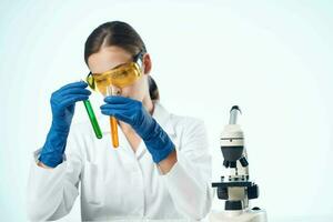mujer biólogo laboratorio investigación químico solución microscopio foto