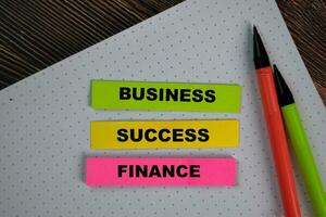 negocio éxito Finanzas escribir en pegajoso notas aislado en de madera mesa. foto