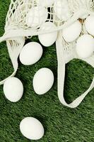 huevos en un bolso mentira en el césped fiesta Pascua de Resurrección de cerca foto