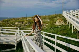 hermosa mujer en vestir caminar lujo turismo verano relajación concepto foto