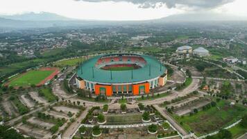 aéreo ver de el mas grande estadio de pakansari bogor desde zumbido y ruido nube. bogor, Indonesia, marzo 3, 2022 foto