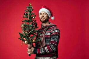 hermoso hombre en un Papa Noel sombrero Navidad decoraciones fiesta nuevo año estudio posando foto