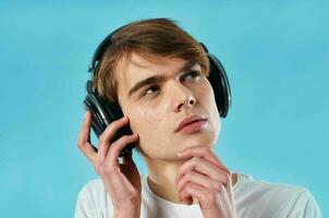 emocional chico en blanco camiseta vistiendo auriculares música Moda foto