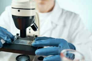 hembra laboratorio asistente químico solución microscopio investigación biotecnología foto