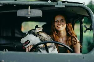 mujer y fornido perro felizmente de viaje en coche sonrisa con dientes otoño caminar con mascota, viaje con perro amigo abrazos y bailes foto