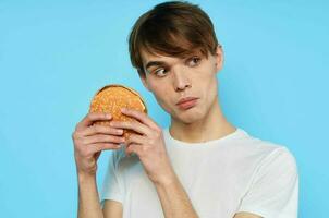 hombre en blanco camiseta hamburguesa dieta comida bocadillo estilo de vida foto