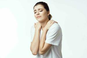 mujer en blanco camiseta participación espalda cuello dolor salud problemas incomodidad foto