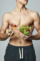atlético hombre rutina de ejercicio bombeado arriba torso plato ensalada sano comida energía foto