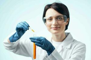 hembra laboratorio asistente en blanco Saco químico solución prueba tubo Ciencias foto