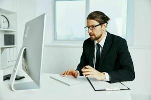 oficina trabajador en un traje oficina trabajo teléfono ejecutivo foto