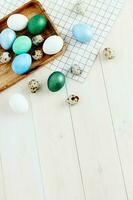 Pascua de Resurrección Iglesia fiesta pintado huevos en pizarra y de madera mesa recortado ver foto