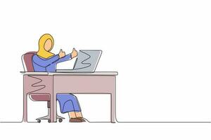 una sola línea continua dibujando a una mujer de negocios árabe que da una buena señal frente a la computadora. mujer en blazer operando pc mientras hace el signo del pulgar hacia arriba. concepto de empleado feliz. vector de diseño de dibujo de una línea