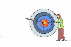 una línea continua dibujando una empresaria árabe abraza y se para al lado del círculo del objetivo, flecha que golpea el objetivo justo en el medio, analiza el resultado del logro dentro de la empresa. vector de diseño de una sola línea