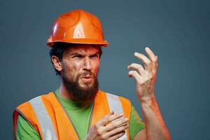 enojado hombre en trabajo uniforme naranja pintar la seguridad difícil trabajo recortado ver foto