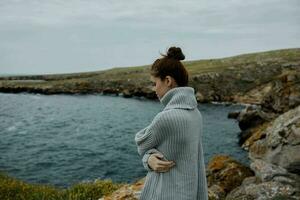 retrato de un mujer playa turismo nublado clima Roca costa hembra relajante foto