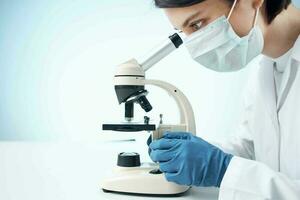 mujer en blanco Saco microscopio Ciencias trabajo profesionales foto
