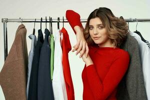 alegre mujer molesto en ropa tienda adicto a las compras aislado antecedentes foto