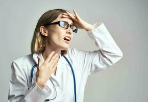 retrato de hembra enfermero en médico vestido y azul estetoscopio recortado ver foto