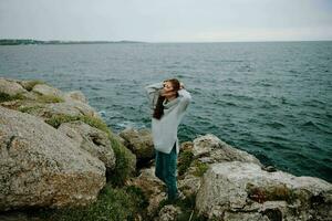 mujer largo pelo naturaleza rocas costa paisaje hembra relajante foto