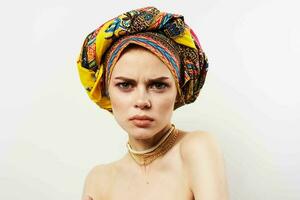 bonito mujer multicolor turbante decoración productos cosméticos estudio foto
