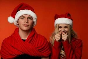 joven Pareja en nuevo años ropa Navidad fiesta rojo antecedentes foto