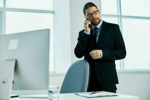 el hombre en un traje con lentes auto confianza trabajo ejecutivo foto