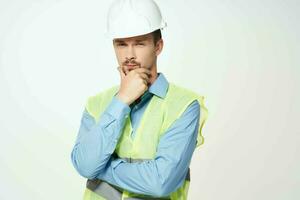 hombre en construcción uniforme planos constructor aislado antecedentes foto