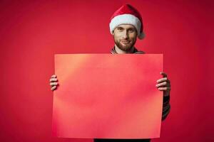 hermoso hombre en nuevo años ropa publicidad Copiar espacio rojo antecedentes foto