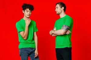 dos hombres en verde camisetas son en pie lado por lado comunicación aislado antecedentes foto