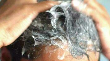 Jeune homme main en utilisant liquide shampooing video